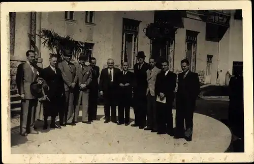 Foto Ak Piešťany Pistyan Pistian Pöstyen Slowakei, Gruppenbild, Männer in Anzügen