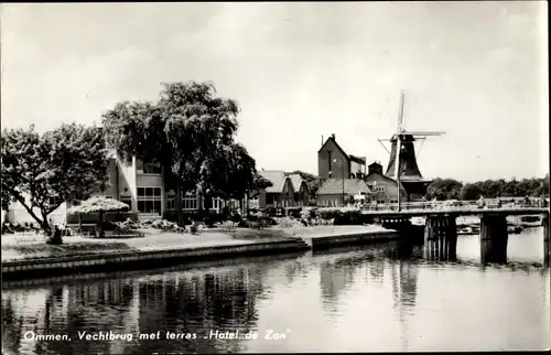 Ak Ommen Overijssel, Vechtbrug met terras Hotel de Zon, Windmühle