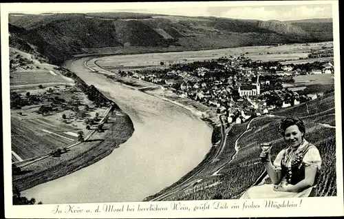 Ak Kröv an der Mosel, Panorama vom Ort, Frau mit Weinglas