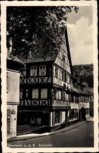 Ak Weinheim, Blick auf den Ratskeller, Fachwerkhaus, Straßenpartie, Baum