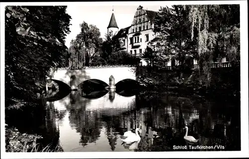 Ak Taufkirchen Oberbayern, Schloss, Schwanenteich, Brücke