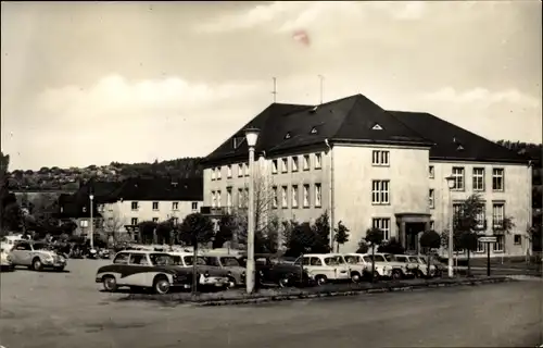 Ak Oelsnitz im Erzgebirge, Bergarbeiterclubhaus Hans Marchwitza, Parkplatz, Autos
