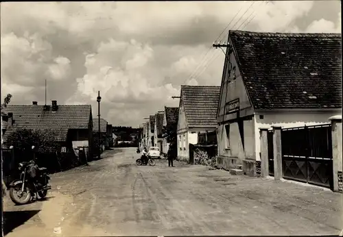 Ak Nový Dům u Rakovnika Neuhaus Mittelböhmen, Straßenpartie, Häuser, Motorrad