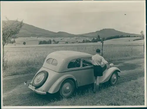 Foto Automobil auf der Landstraße