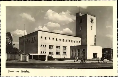 Ak Pirmasens am Pfälzerwald, Stadtbad von der Straße, Eingang, Uhrenturm