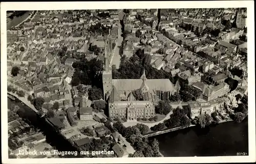 Ak Lübeck in Schleswig Holstein, Fliegeraufnahme des Stadtzentrums, Kirche