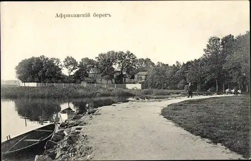 Ak Russland?, Afrikanische Küste?, Wegpartie am Ufer, Boote, Mann, Wohnhäuser