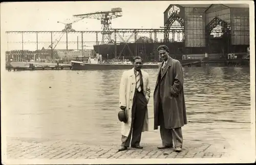 Foto Ak Kiel in Schleswig Holstein, Krupp Germaniawerft, Männer, Mäntel