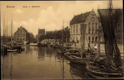 Ak Wismar in Mecklenburg Vorpommern, Hafen mit Wassertor