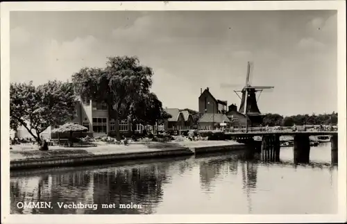 Ak Ommen Overijssel Niederlande, Vechtbrug met molen