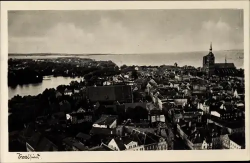 Ak Stralsund in Mecklenburg Vorpommern, Blick über die Dächer der Stadt, Fliegeraufnahme