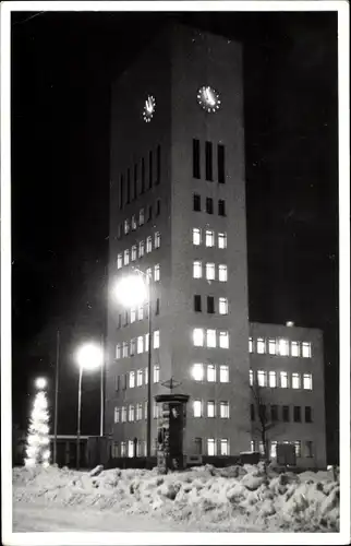 Foto Ak Kemi Finnland, Kaupungintalo, Rathaus, Nachtbeleuchtung
