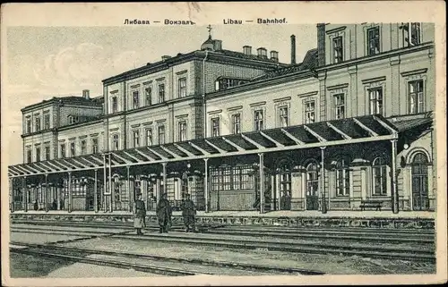 Künstler Ak Liepaja Libau Lettland, Bahnhof, Gleisseite, Deutsches Militär