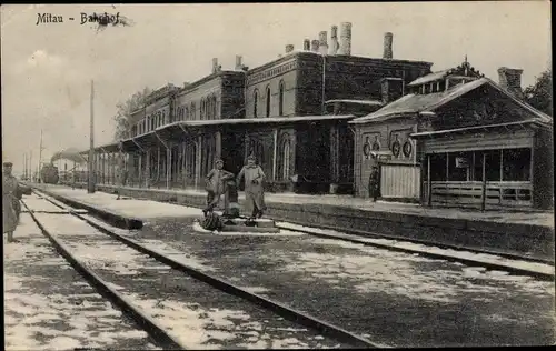 Ak Jelgava Mitau Lettland, Bahnhof, Gleisseite, deutsche Soldaten