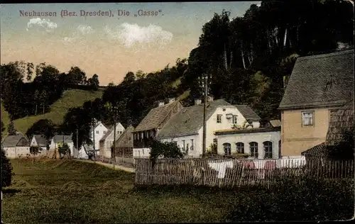 Ak Neuhausen im Erzgebirge, Die Gasse, Blick auf den Ort