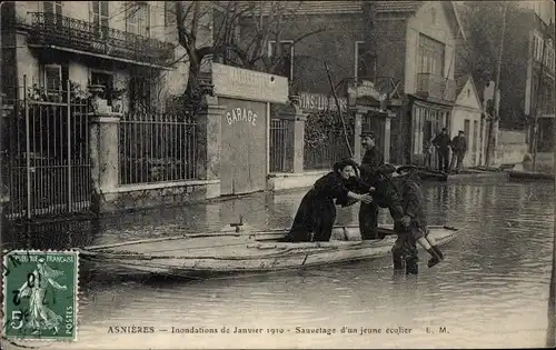 Ak Asnières Hauts-de-Seine, Inondations de Janvier 1910, Sauvetage d'un jeune ecolier
