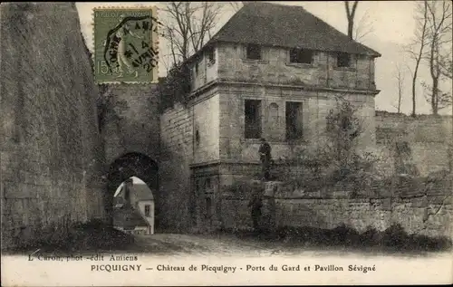 Ak Picquigny Somme, Le Chateau, Porte du Gard, Pavillon Sevigne