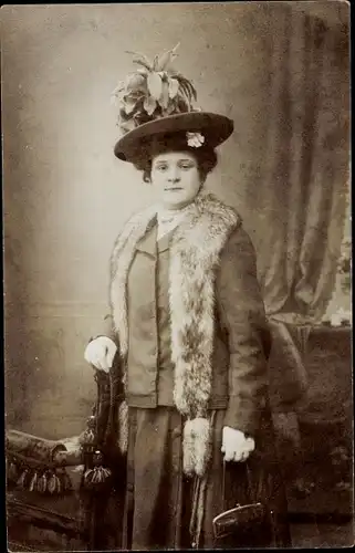 Foto Ak Standportrait einer Frau mit Hut und Pelzstola, Handtasche