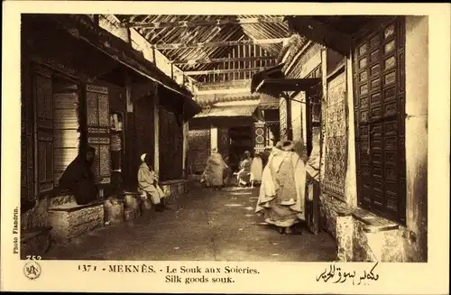 Ak Meknès Marokko, Le Souk aux Soieries, Straßenpartie, Passanten, Händler