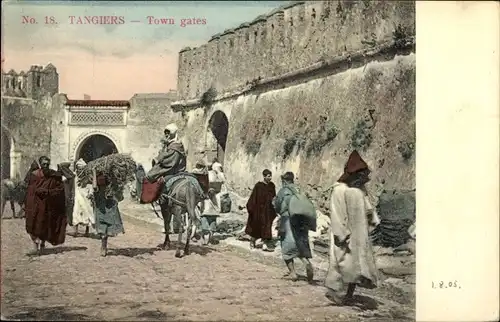 Ak Tangiers in Marokko, Town gates, Passanten, Lastenesel, Volkstypen