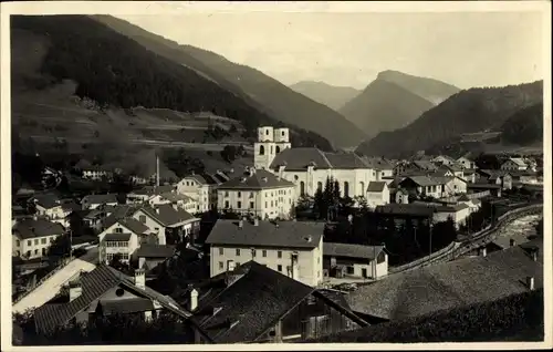 Foto Ak Stainach am Brenner Tirol, Blick auf den Ort, Gebirge, Kirchturm