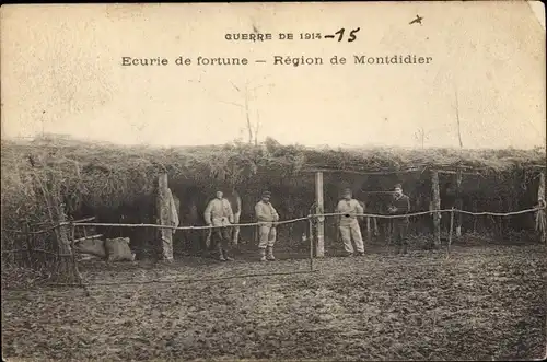 Ak Montdidier Somme, Ecurie de fortune, Guerre 1914-1915, Französische Soldaten, I.WK