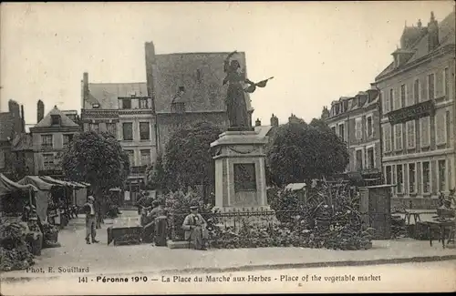 Ak Péronne Somme, La Place du Marche aux Herbes, Denkmal, 1910