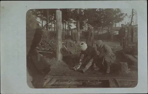 Foto Ak Kriegsgefangene in einem Lager, Russen?, I WK