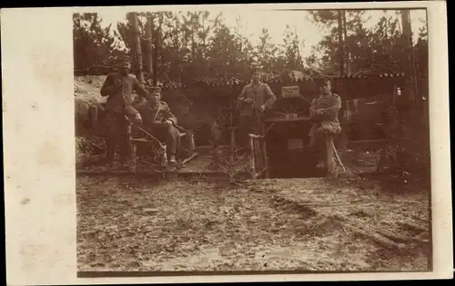 Foto Ak Deutsche Soldaten in Uniformen vor einem Unterstand, I WK