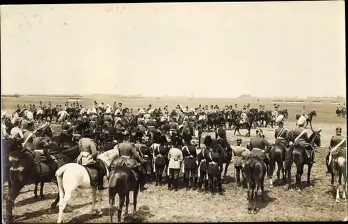 Foto Ak Deutsche Soldaten auf Pferden, Reiter, Parade ?, Kaiser Wilhelm II ?, Fotograf Junghans