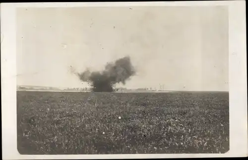 Foto Ak Einschlagende Granate, Momentaufnahme 1916, I WK