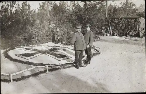 Foto Ak Deutsche Soldaten, Blumenbeet, Eisernes Kreuz, I WK, 1916