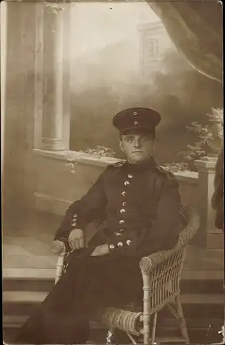 Foto Ak Deutscher Soldat, Sitzportrait, Kaiserreich, I WK, Schirmmütze