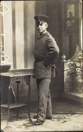 Foto Ak Deutscher Soldat, Standportrait