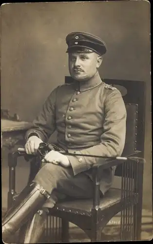 Foto Ak Deutscher Soldat in Uniform, Sitzportrait