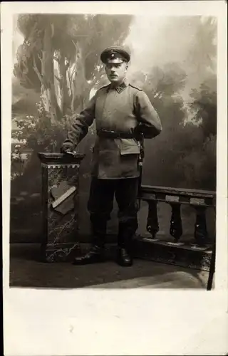 Foto Ak Deutscher Soldat im Atelier, Kaiserreich, Standportrait