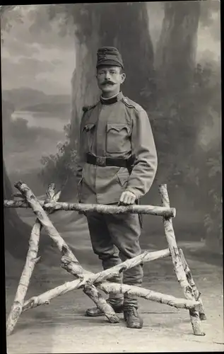 Foto Ak Terezín Theresienstadt Reg. Aussig, K. u. K. Soldat, Standportrait