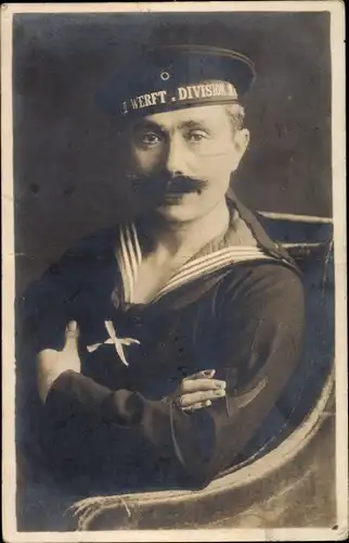 Foto Ak Deutscher Seemann in Uniform, Werft Division, Kaiserliche Marine, I WK