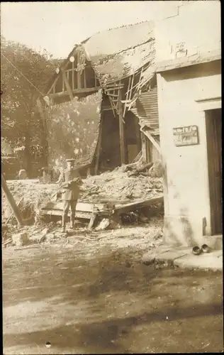 Foto Ak Deutscher Soldat vor einer Hausruine, Kriegszerstörungen, I WK