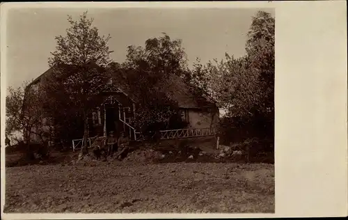 Foto Ak Soldaten vor einem Haus mit Reetdach