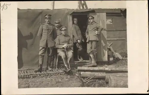 Foto Ak Deutsche Soldaten vor einer Baracke, Kaiserreich, Offiziere