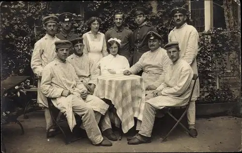 Foto Ak Deutsche Soldaten mit Krankenschwestern, I WK