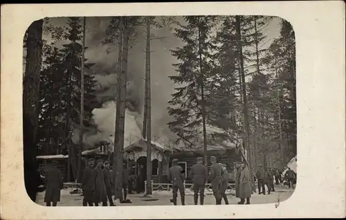 Foto Ak Deutsche Soldaten, Kaiserreich, Brennende Holzhütte