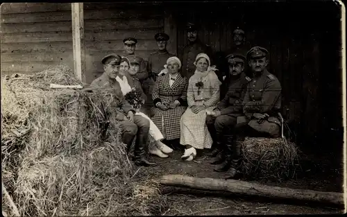 Foto Ak Deutsche Soldaten mit Frauen, Kaiserreich, I WK