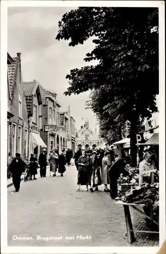 Ak Ommen Overijssel Niederlande, Brugstraat met Markt