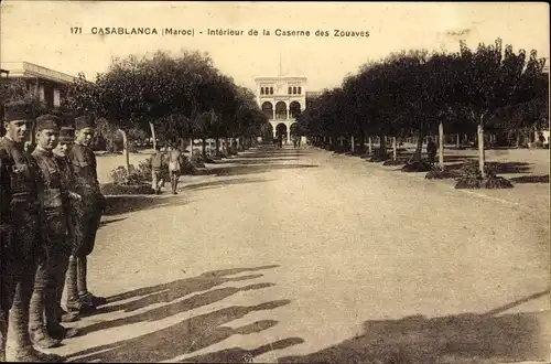 Ak Casablanca Marokko, Interieur de la Caserne des Zouaves