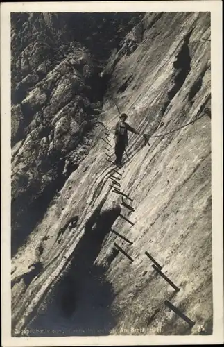 Ak Zugspitzbesteigung durchs Höllental, Am Brett, Bergsteiger an einer Steilwand