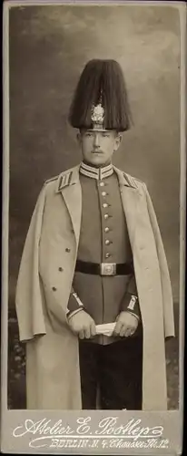 Foto Soldat, ab 1880, Kaiserreich, Uniform, Pickelhaube, Federbusch, Standportrait, Berlin