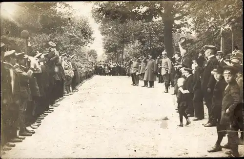 Foto Ak Deutsche Soldaten bei einer Parade, Kinder