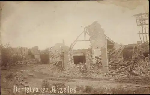 Foto Ak Aizelles Aisne, Dorfstraße mit Hausruinen, Kriegszerstörungen, I WK